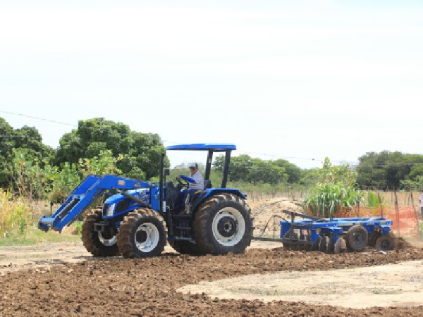 Prefeitura intensifica serviços de cortes de terra para agricultores cadastrados no município de Marizopolis